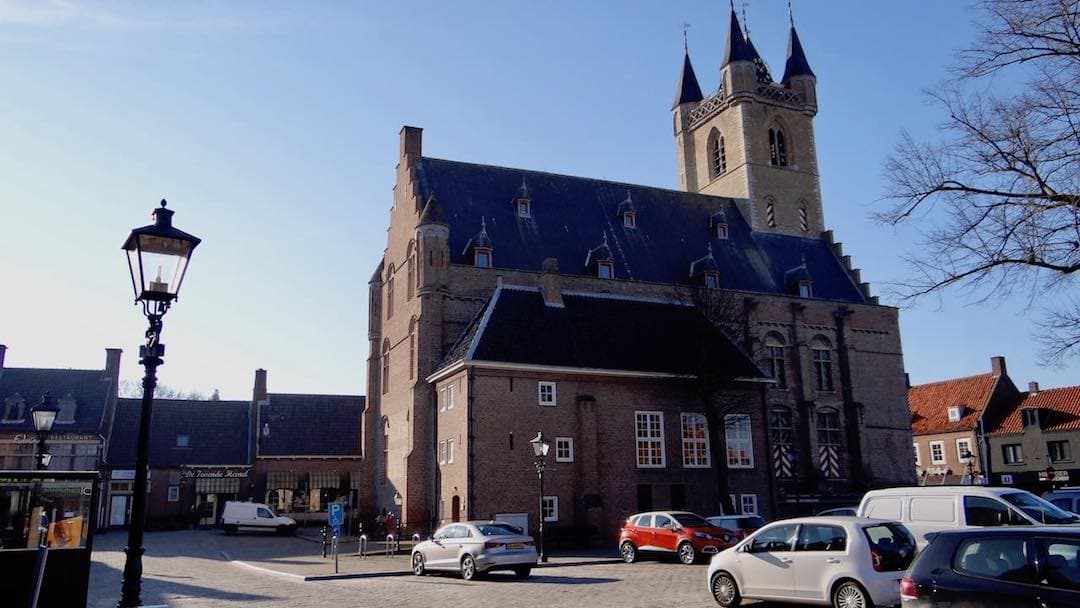 Het Belfort van Sluis onder een blauwe lucht